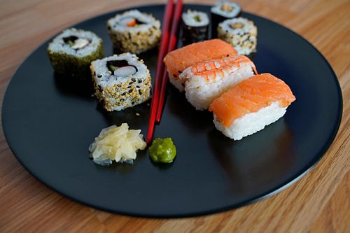 Sushi op een bord met eetstokjes