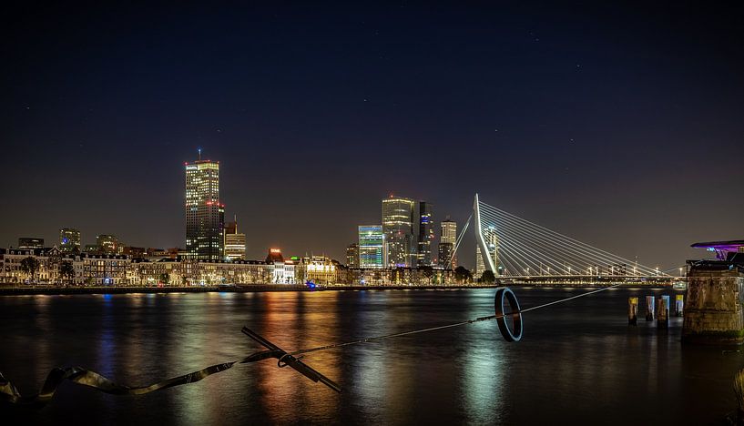 Die Skyline und die Erasmusbrücke von Rotterdam am Abend von Mike Bot PhotographS