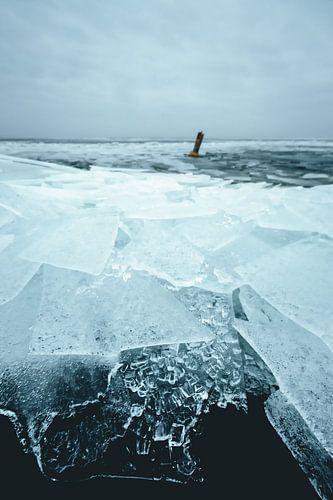 Kruiend ijs op het IJsselmeer bij Stavoren!