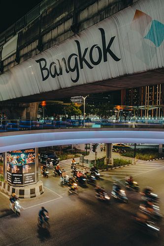 Stedelijk leven in Bangkok - motorrijders onder de lichtjes van de stad bij nacht