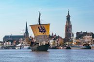 Historische Kamper Kogge zeilboot zeilt over de IJssel voor de Hanzestad Kampen van Sjoerd van der Wal Fotografie thumbnail