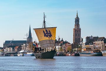Historische Kamper Kogge zeilboot zeilt over de IJssel voor de Hanzestad Kampen van Sjoerd van der Wal