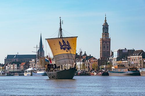 Historische Kamper Kogge zeilboot zeilt over de IJssel voor de Hanzestad Kampen