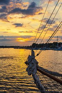 Segelschiffe auf der Warnow im Sonnenuntergang während der Hans