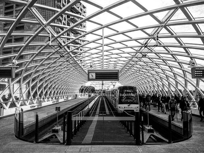 U-Bahnstation in Den Haag Central | Schwarz und Weiß von Carel van der Lippe