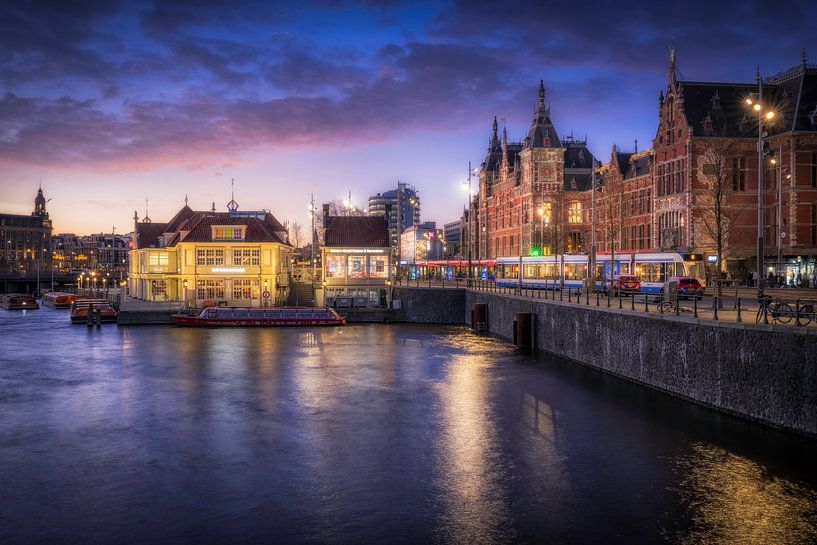 Nuages au-dessus de la gare centrale d'Amsterdam dans la soirée par Bart Ros