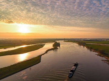 Schiff auf dem Fluss IJssel bei Sonnenuntergang von oben von Sjoerd van der Wal Fotografie