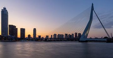 Le pont Erasmus et la ligne de ciel du centre ville de Rotterdam la nuit sur Bram Lubbers