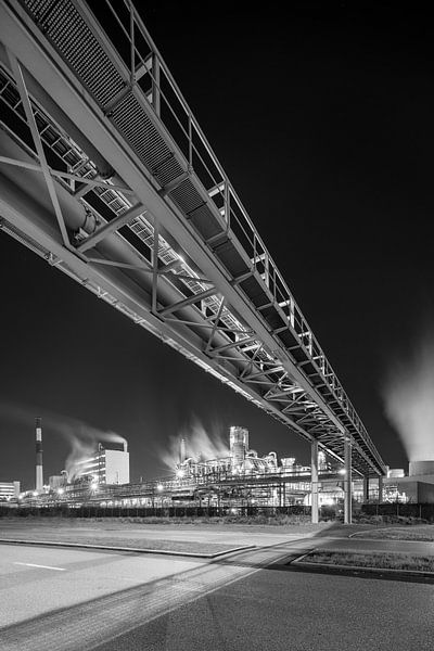 Pipeline brug met petrochemische fabriek in de nacht, Antwerpen van Tony Vingerhoets