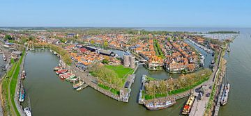 Luchtfoto panorama van de middeleeuwse stad Enkhuizen aan het IJsselmeer in Nederland van Eye on You