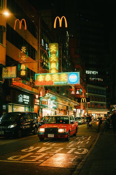 Hongkonger Nachtleben – Rotes Taxi im Neonlicht von NZME Photography