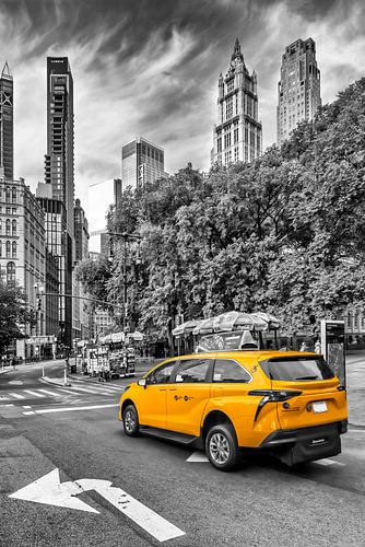 NYC street scene with Woolworth Building | colorkey