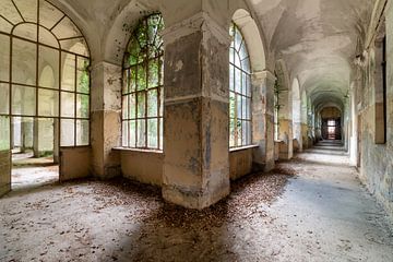 Korridor im verlassenen Krankenhaus Manicomio di R von Vivian Teuns