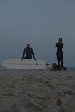 Surfers bij eerste licht van Rowan Geerdink