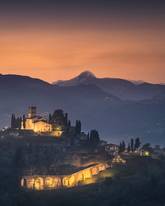 Das Dorf Barga und die Kathedrale in der Abenddämmerung, Garfagnana, Toskana, Italien
