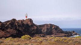 Erleben Sie die ruhige Schönheit des Leuchtturms von Punta de Teno auf Tene von PhotoCluster