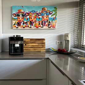 Klantfoto: Vrolijke koeien met cocktails op het strand van Happy Paintings / Renata Rolefes, op canvas