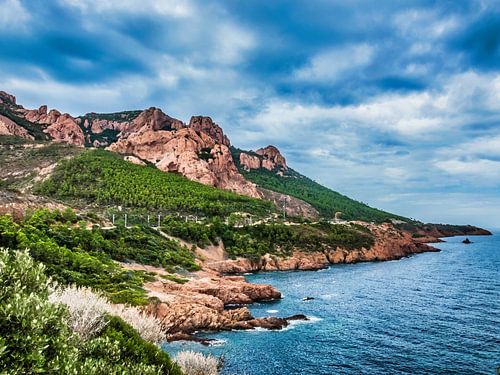 Kustkliffen en blauwe zee in Esterel, Frankrijk
