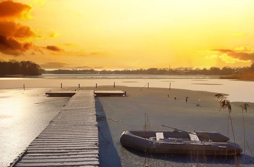 Paysage d'hiver au lac avec jetée et canot au coucher du soleil par MPfoto71