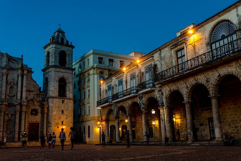 Plaza de la Catedral et cathédrale dans la vieille ville de La Havane Cuba de nuit par Dieter Walther