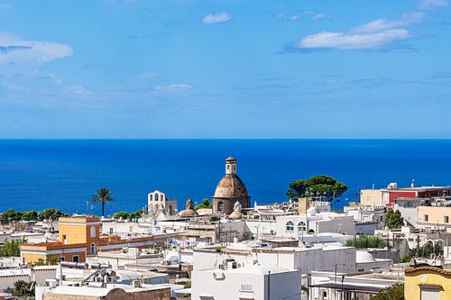 Uitzicht over Capri in de Golf van Napels in Italië