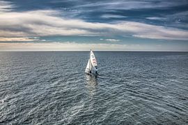 Zeilbootje op de oceaan aan de kust van Lanzarote. von Harrie Muis