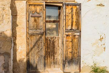 Zicht op een vintage oude houten voordeur van Alex Winter