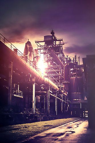 Hochofen entlang der Alten Emscher im Landschaftspark Duisburg-Nord.
