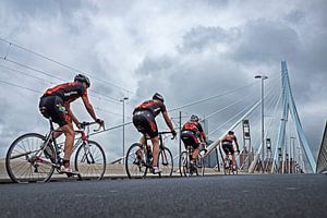 Cyclistes sur le pont Erasmus à Rotterdam sur Chihong