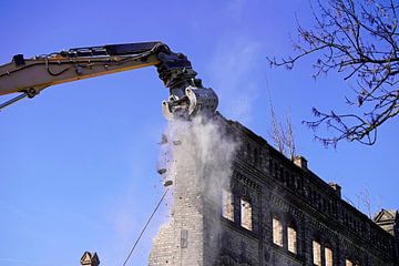 Abriss des Speicher gebäudes des Komplexes Böllberger Mühle in Halle