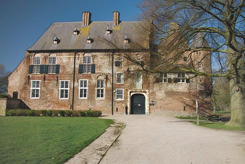 Lopend naar Kasteel Hernen.