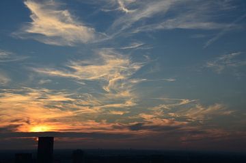 Prachtige wolkendek met zonsondergang boven Rotterdam van Marcel van Duinen