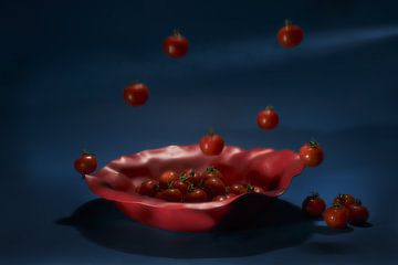 vallende tomaten in rode schaal van Jan Fotografie