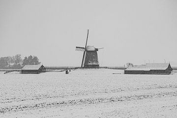 Mühle in Winterlandschaft, in schwarz-weiß. von Menno Schaefer