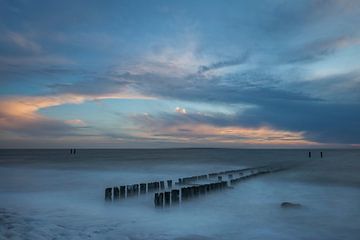 Zonsondergang aan het strand in Zeeland van Gerben van Buiten