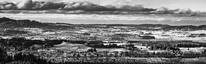 Panorama des Ostallgäus in schwarz-weiß