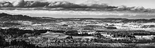Panorama van de Ostallgäu in zwart-wit