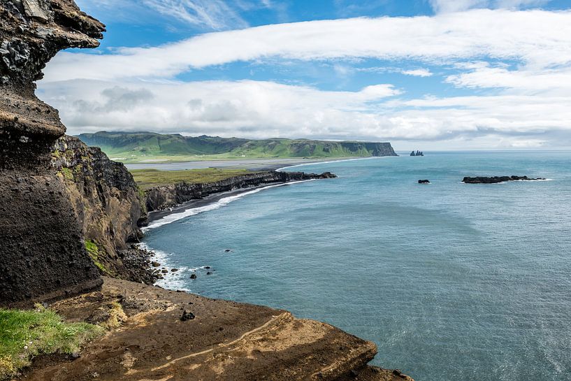 Uitzicht op Reynisdrangar IJsland van Henk Verheyen