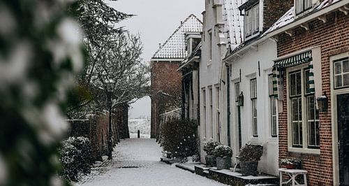 Idyllisch straatbeeld Veere in de sneeuw