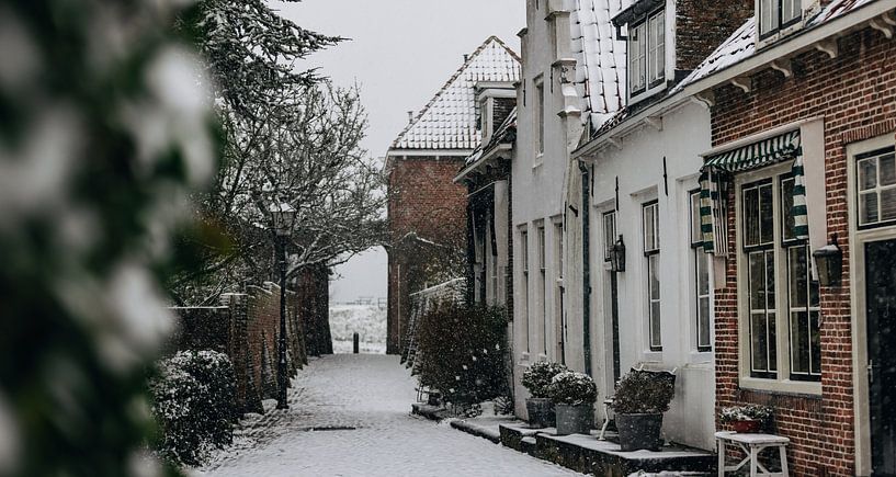 Idyllic street scene in snow Veere by Percy's fotografie