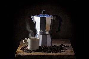 Italiaans koffiezetapparaat, kopje dampende koffie en hele koffiebonen op een oud rustiek houten blo