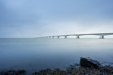 Fine Art landschap van de Zeelandbrug tijdens de zonsopkomst van John van de Gazelle fotografie