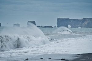 Die wilden Wellen des Reynisfjara-Strandes