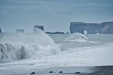 Vagues féroces de la plage de Reynisfjara sur Joran Quinten