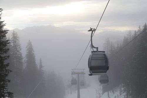 Leere Gondeln im Winternebel