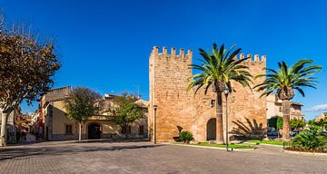 Poort van de vestingmuur in Alcudia oude stad, Mallorca Spanje van Alex Winter