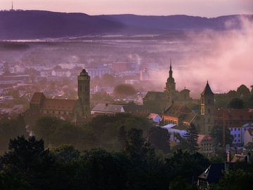 Uitzicht over Bamberg bij zonsopgang en mist
