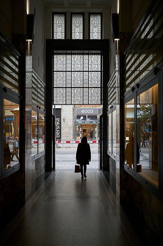 Vrouw in een passage in Praag