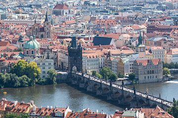 Praag, de Karelsbrug vanuit de lucht van Werner Lerooy