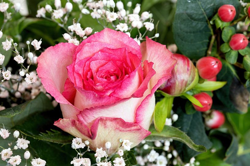 Roze roos in een boeket van W J Kok